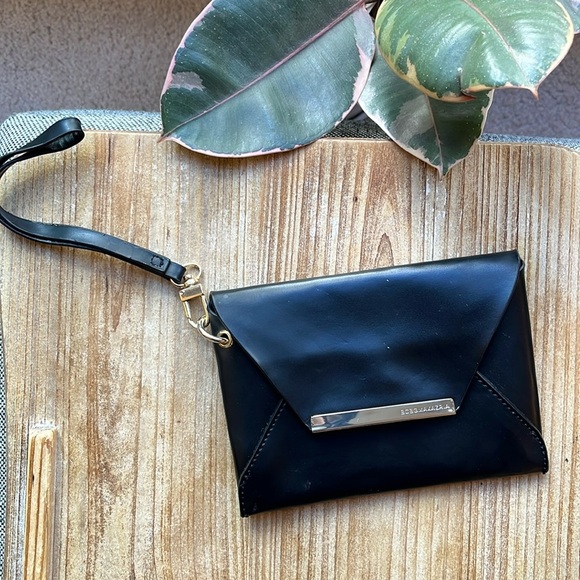 ✨ BCBG MAXAZRIA Wristlet / Clutch ✨ - Picture 1 of 9